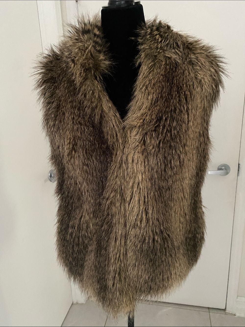 H&M like new Faux Fur Vest in Brown Tones w metal hook closure & pockets Size 8